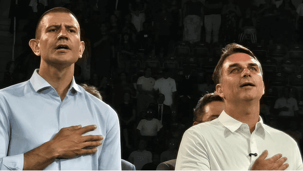 Douglas Ruas participa de evento evangélico e comenta cenário político