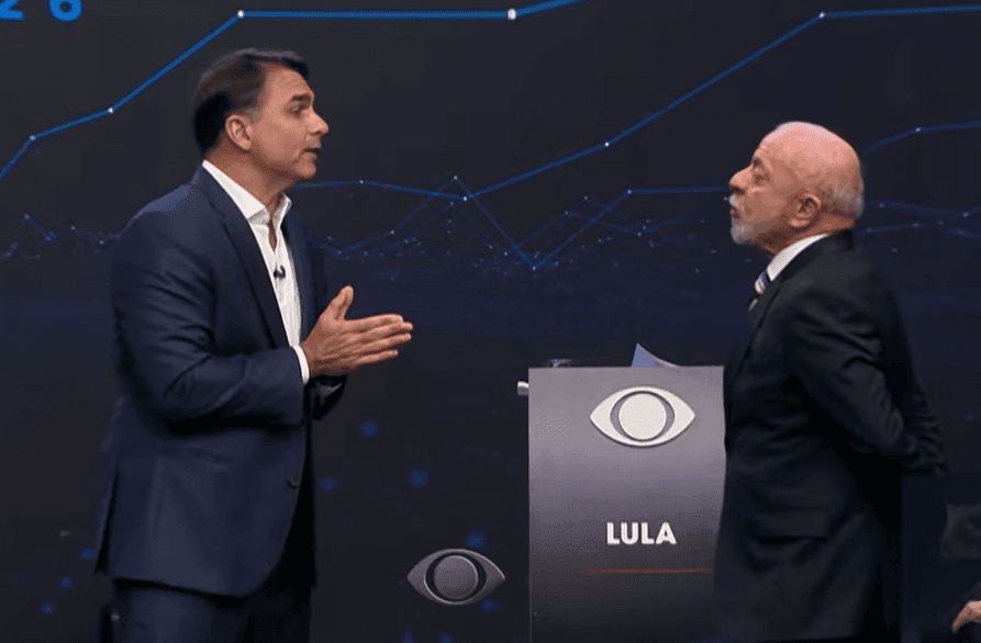 Senador Flávio Bolsonaro avalia desempenho no debate e ataca Lula