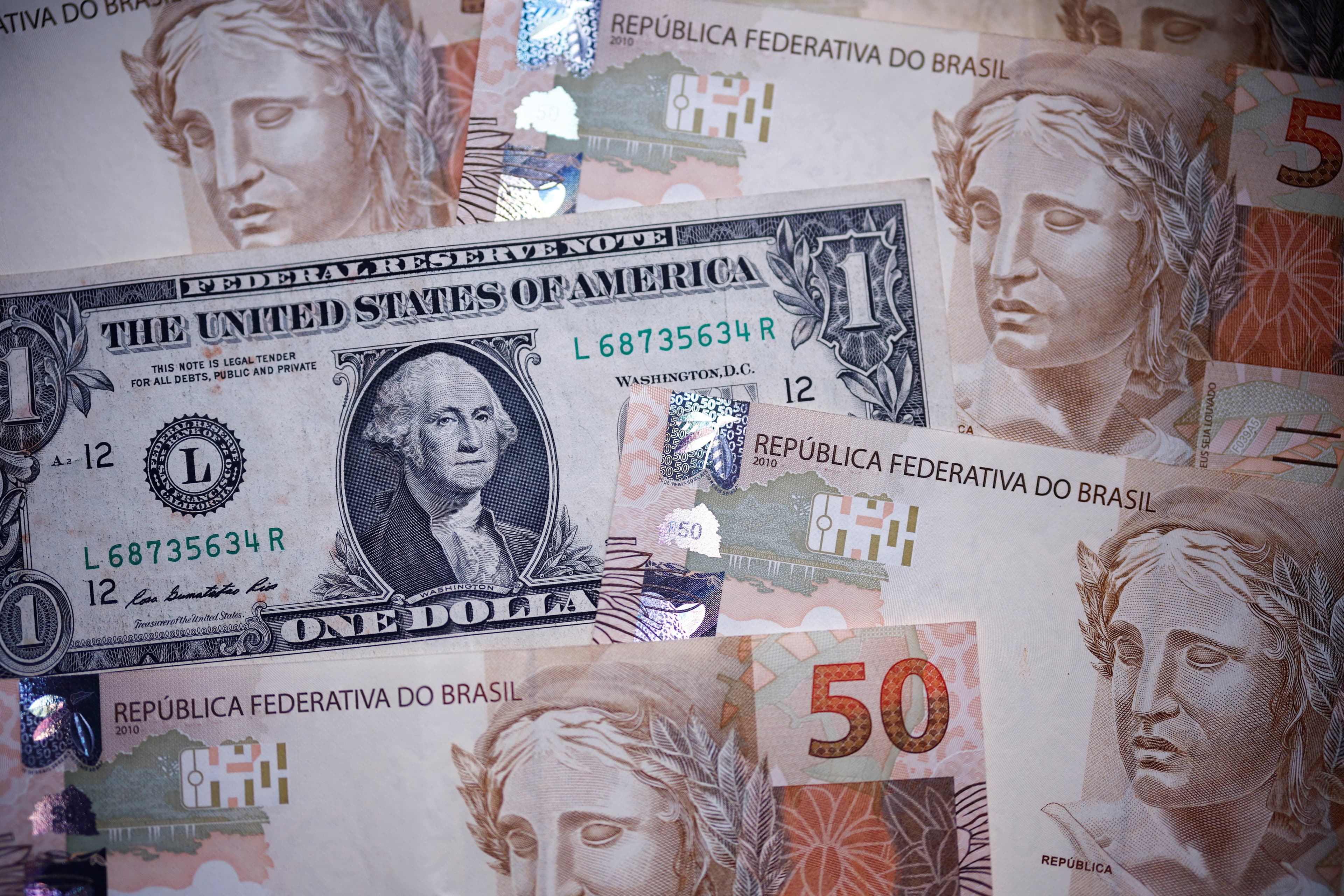 Dólar e petróleo sob pressão com tensões entre EUA e Irã