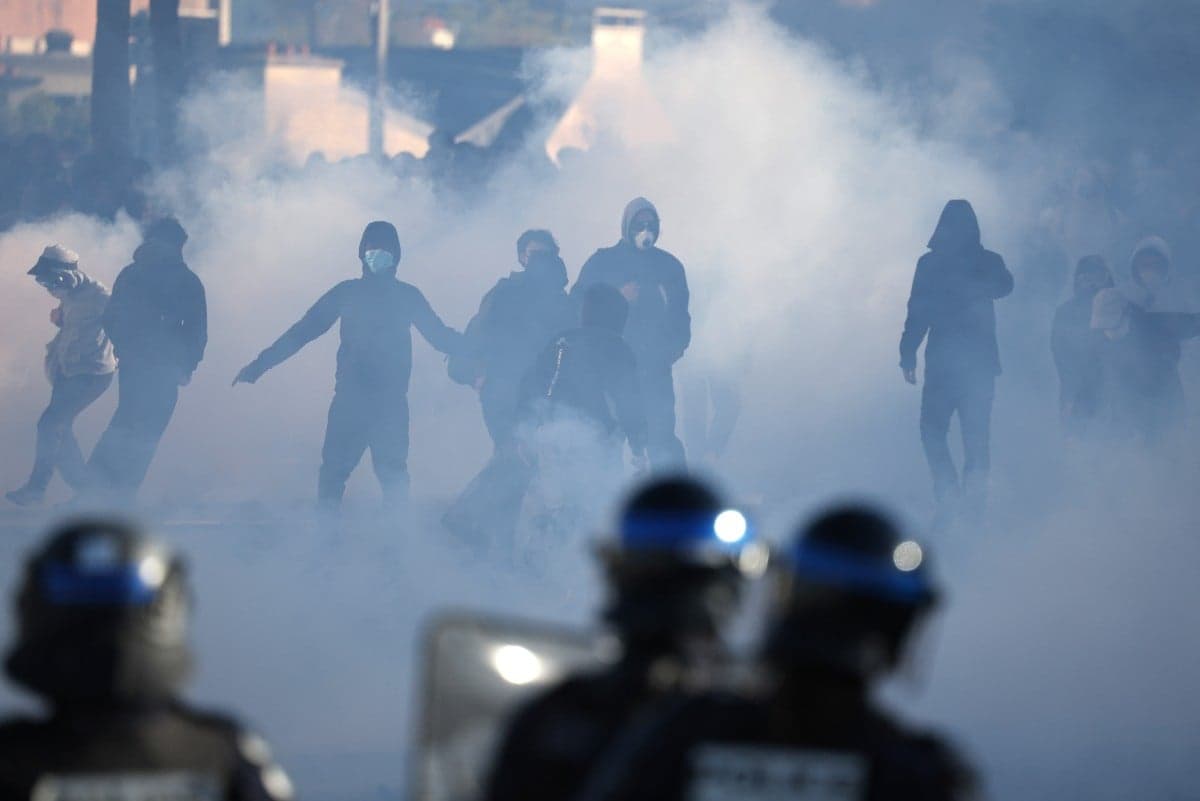 Protestos estudantis bloqueiam escolas na França e geram tensão
