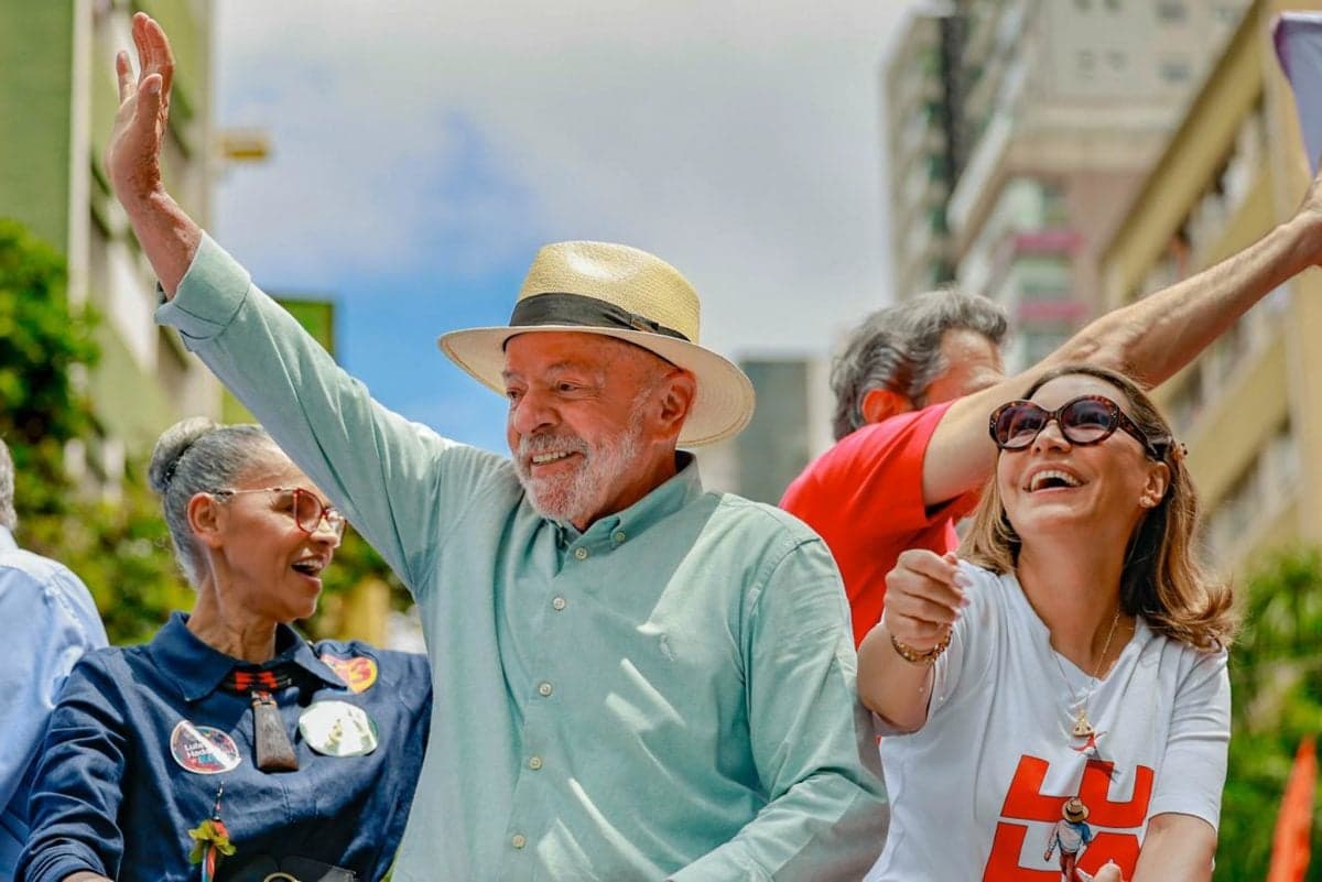 Lula encerra campanha para o primeiro turno com caminhada em São Paulo