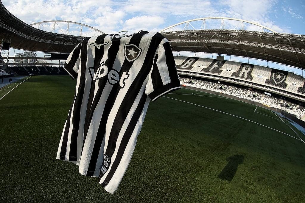 Hakim Ziyech chega ao Rio de Janeiro e é recebido por torcida do Botafogo