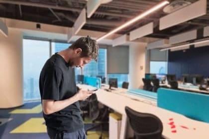 Atenção ao 'tech neck': entenda suas causas e soluções