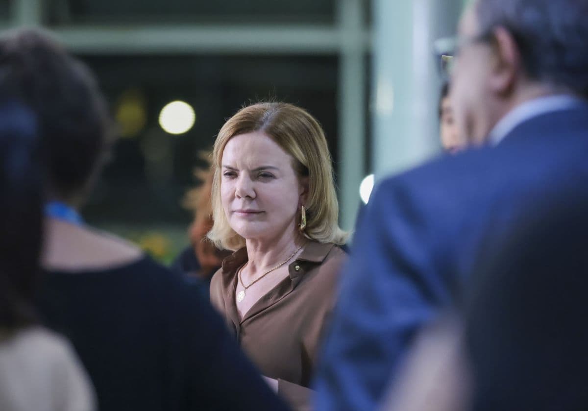 Gleisi Hoffmann defende mulher para o STF após rejeição de Messias