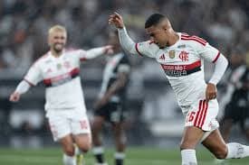 Flamengo continua invicto em campo sintético antes de final