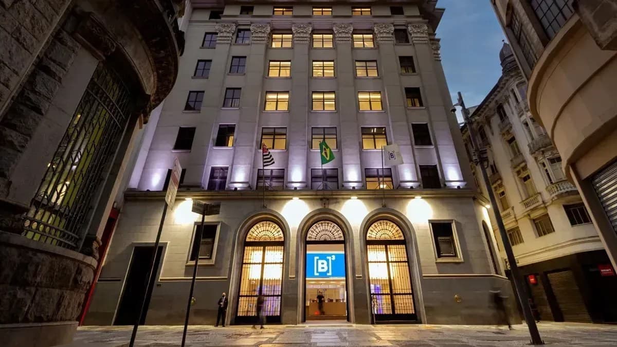 Ibovespa avança com capital externo, mas é afetado por juros altos