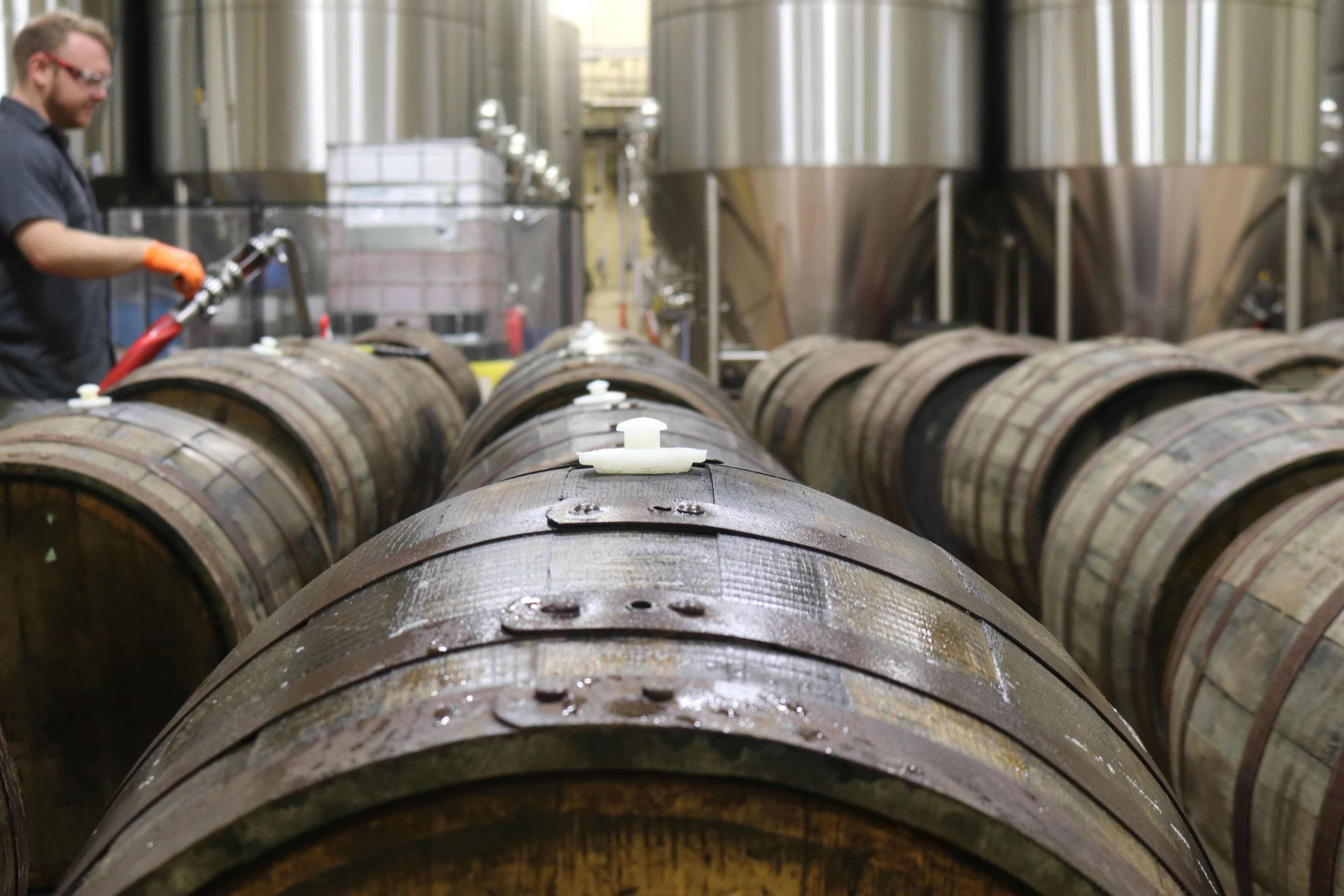 Cervejarias brasileiras inovam com madeiras nativas na produção de cervejas