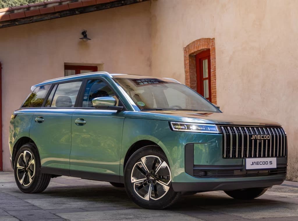 Jaecoo 5 HEV é destaque no Salão de Pequim e chega ao Brasil