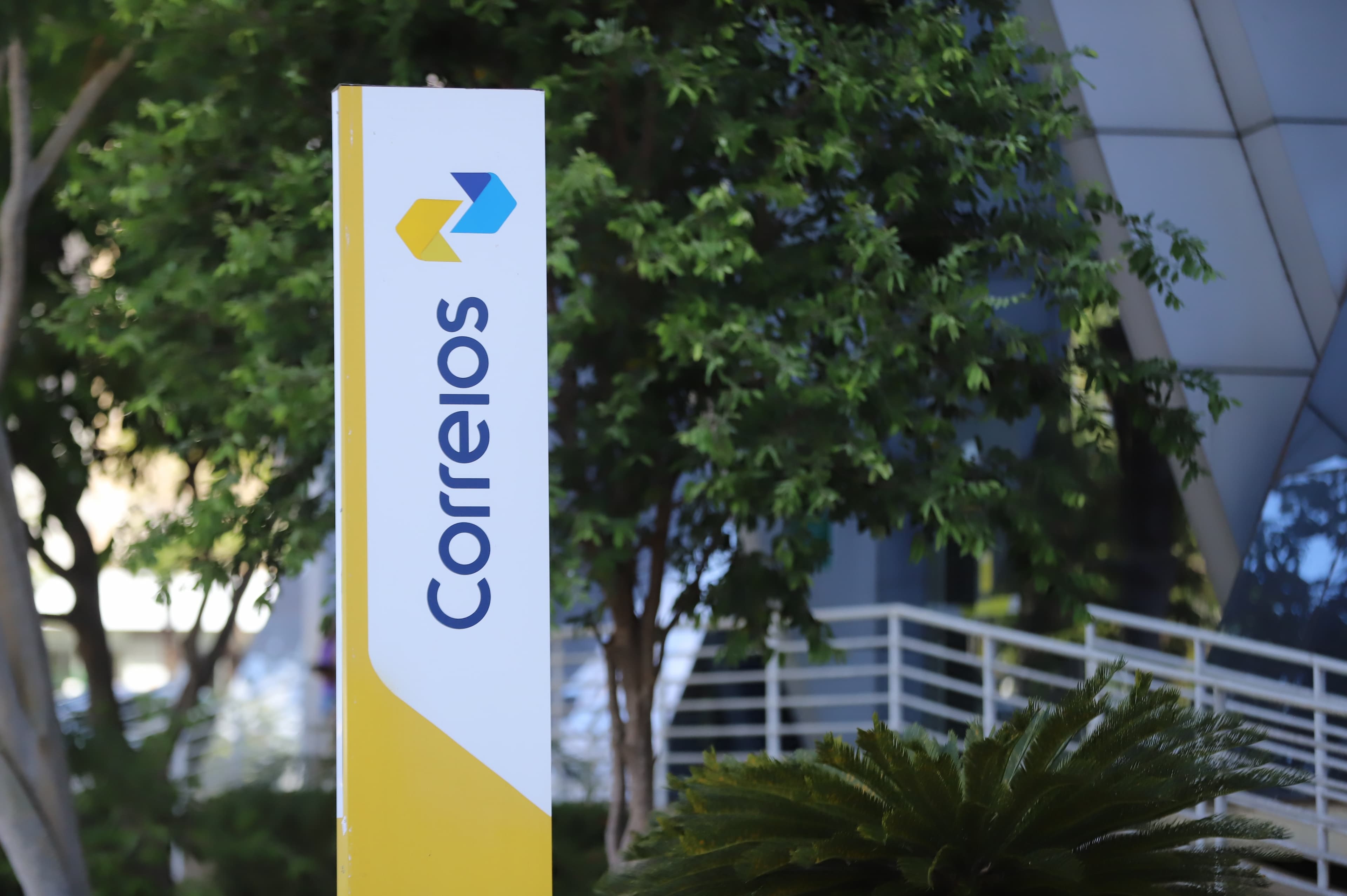 Correios adiam reestruturação e criam mesa de negociação