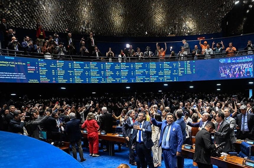 Senado aprova PEC que altera jornada de trabalho e aumenta dias de descanso