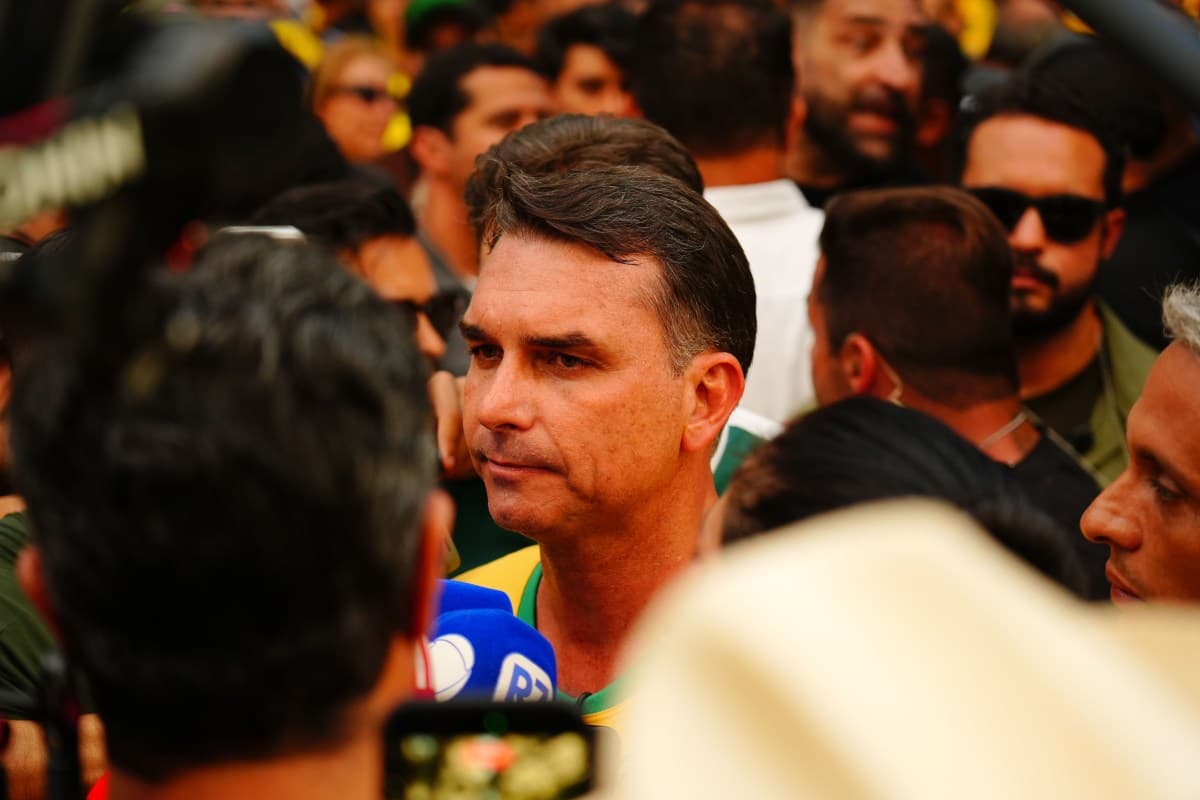 Flávio Bolsonaro muda nome de proposta de segurança para Smart Brasil