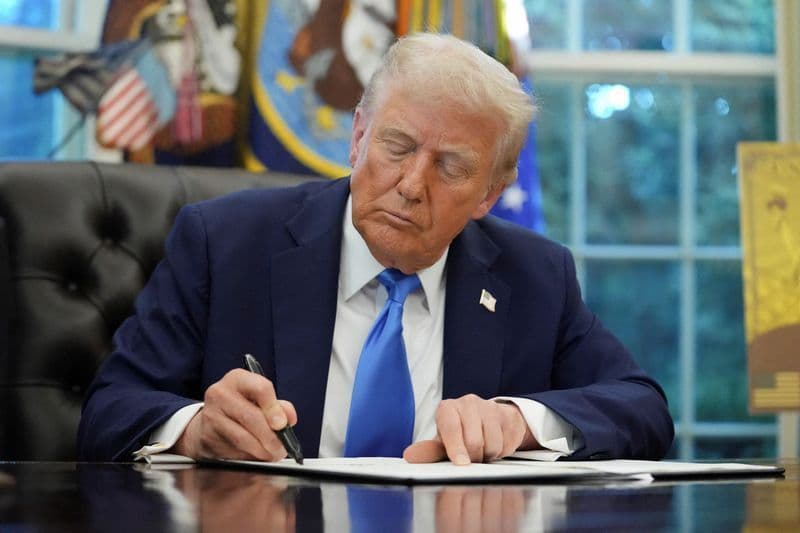 Trump confirma acordo provisório com Irã, impactando tráfego no Oriente Médio