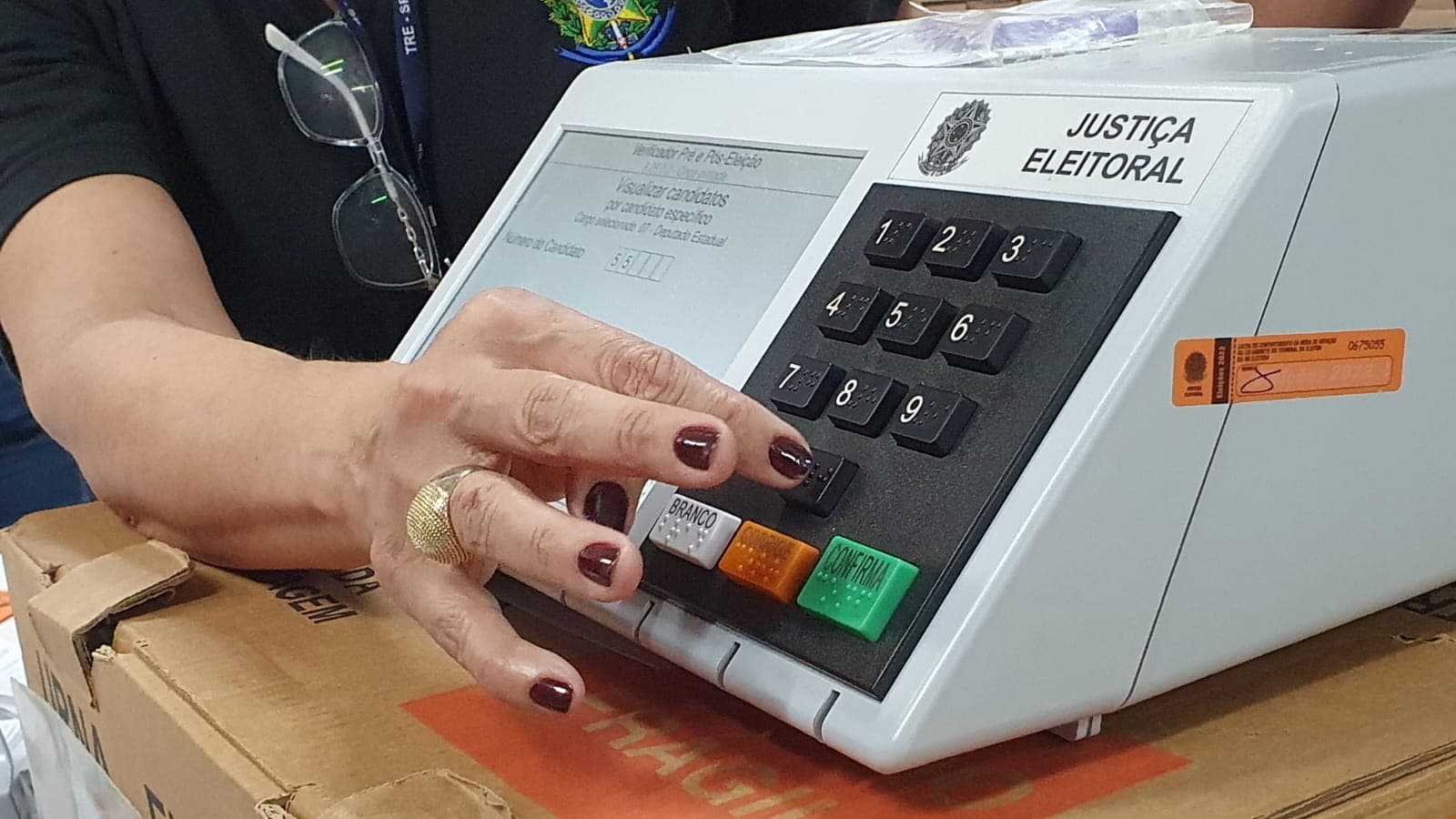 Eleitor deve justificar ausência para evitar suspensão de direitos civis