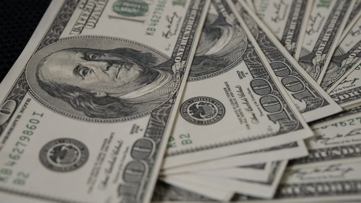 Dólar apresenta leve alta após pesquisa eleitoral