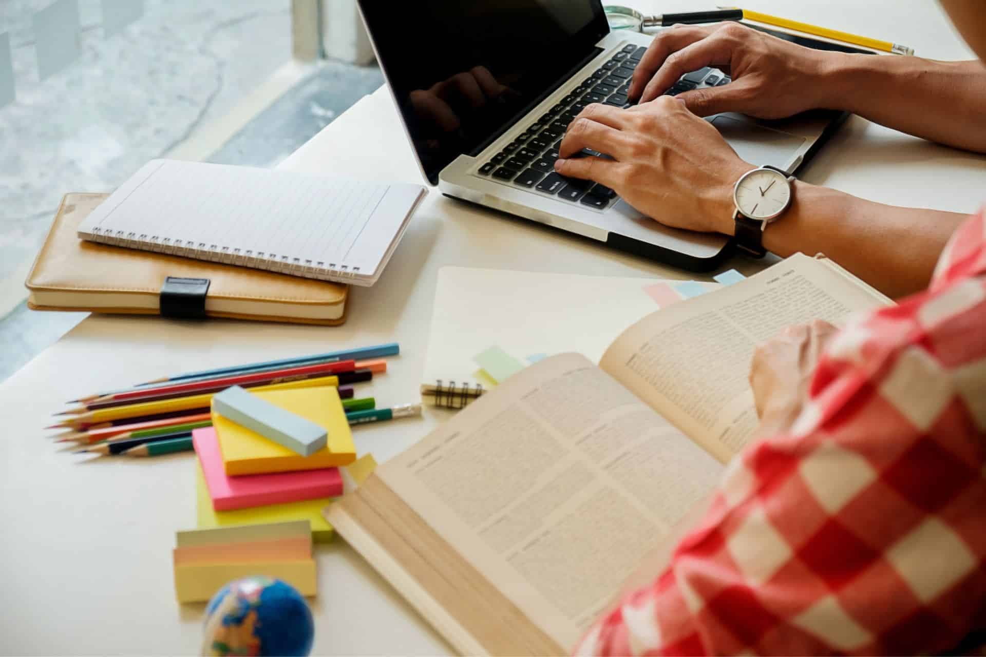 Estudantes usam IA para melhorar estudos, mas com cuidados necessários