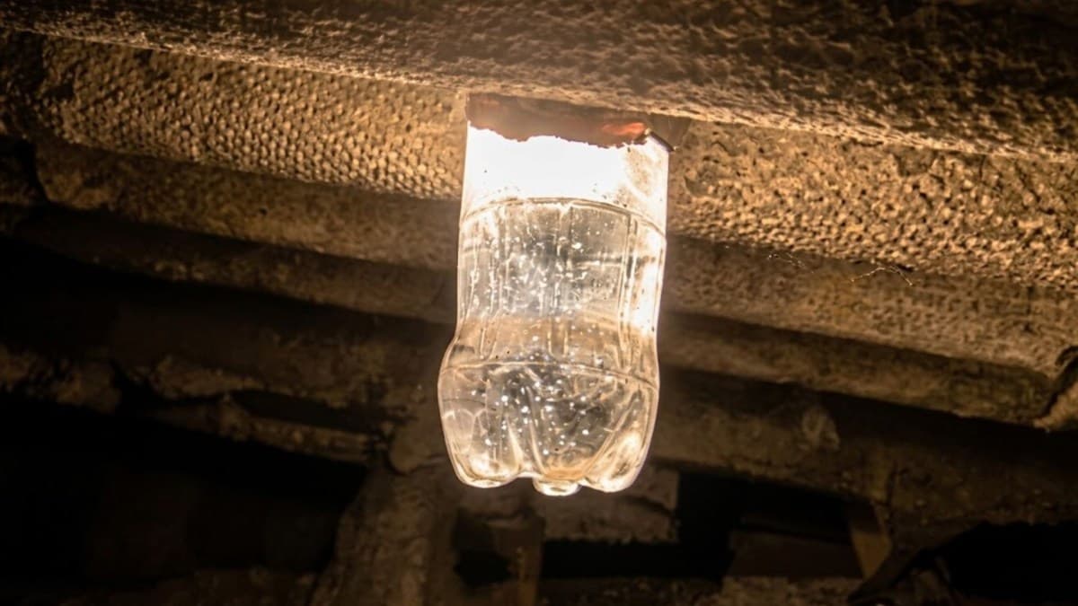 Lâmpada de garrafa PET reduz consumo de energia em até 30%