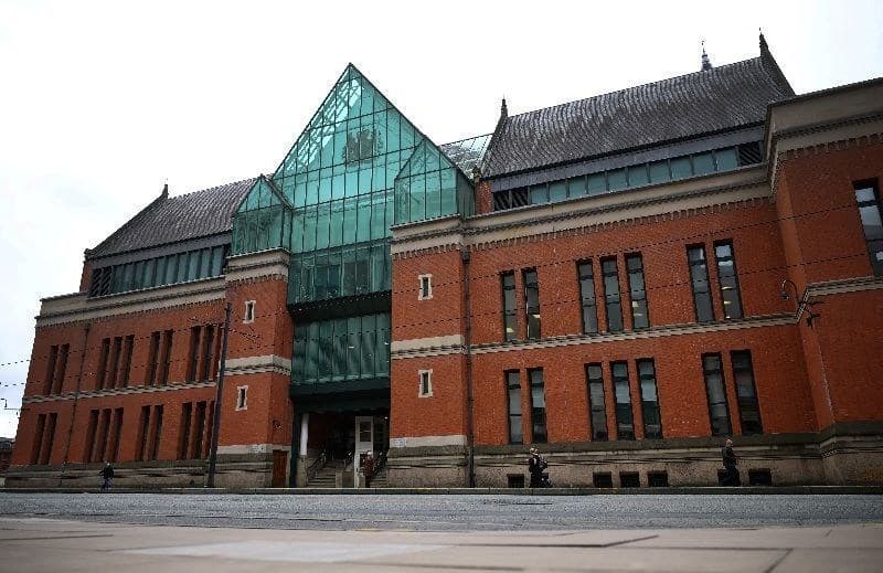 Homem admite múltiplos abusos contra a esposa em julgamento na Inglaterra