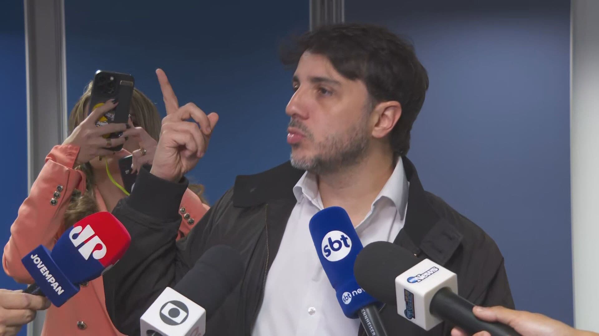 Renan Santos defende fim da autonomia universitária em evento na Amcham Brasil