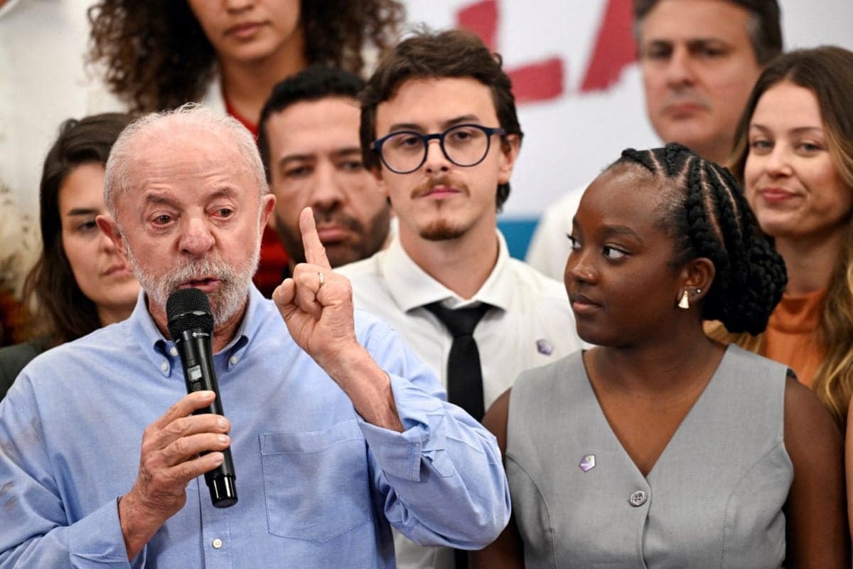 Lula cobra apoio de Flávio Bolsonaro para PEC que reduz jornada de trabalho
