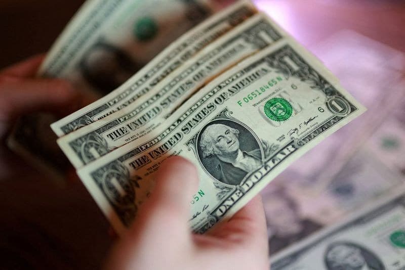 Dólar oscila enquanto investidores avaliam ata do BC e inflação