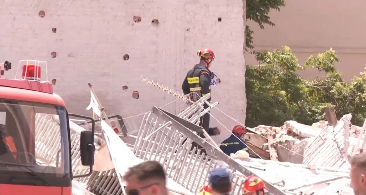 Desabamento de prédio em Atenas mobiliza equipes de resgate