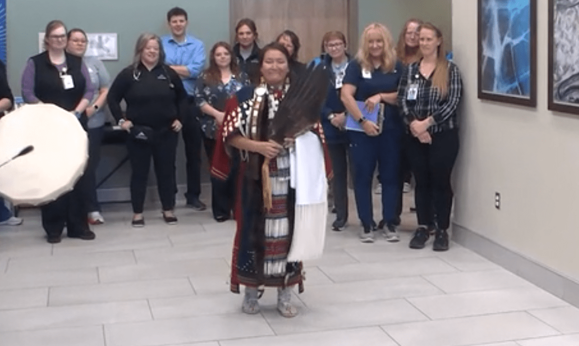 Clara Ann White Crane dança ao deixar hospital após AVC em Montana