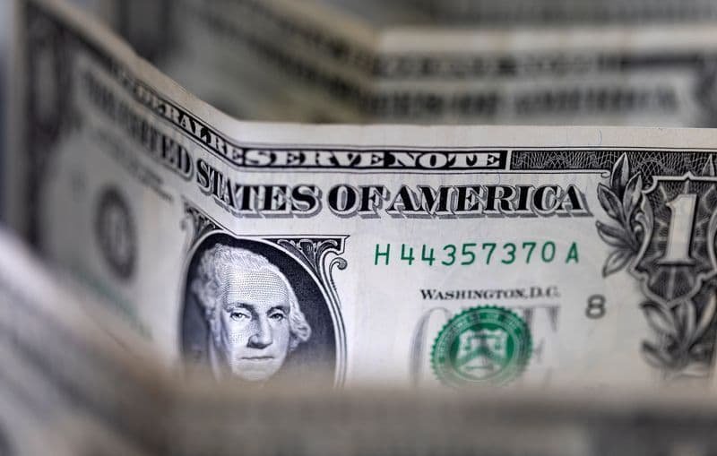 Dólar inicia em alta e supera R$ 5,00 em meio a incertezas políticas