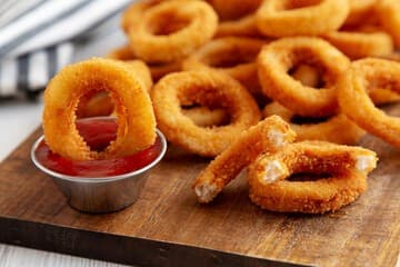 Receita de Anéis de Cebola Empanados com Toque de Limão