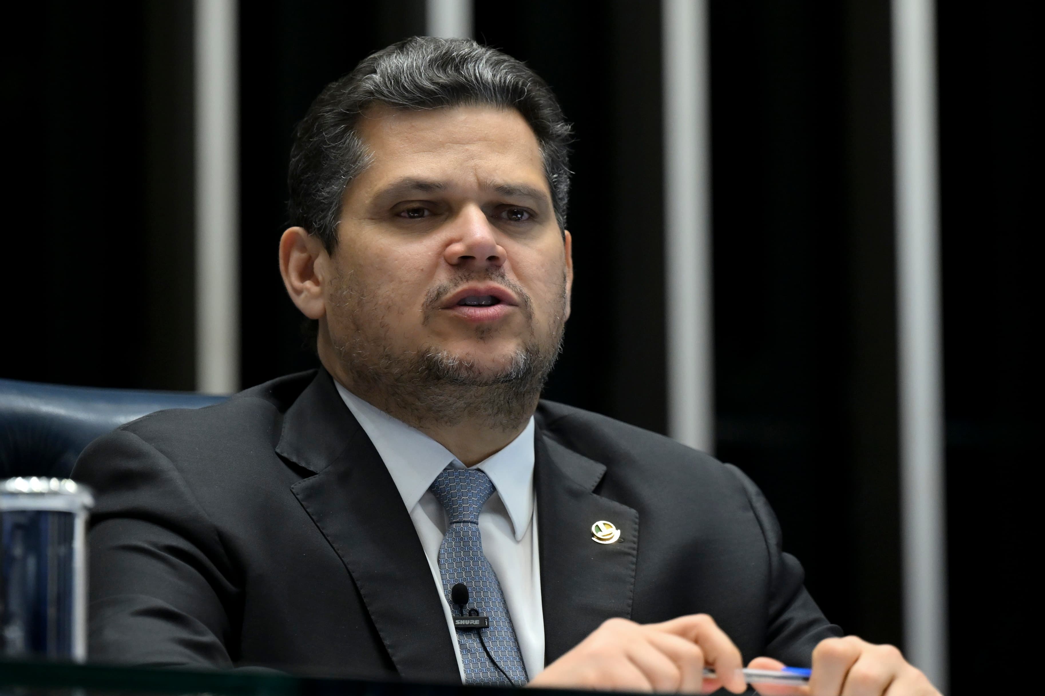 Senado mantém discussão da PEC que acaba com a escala 6x1