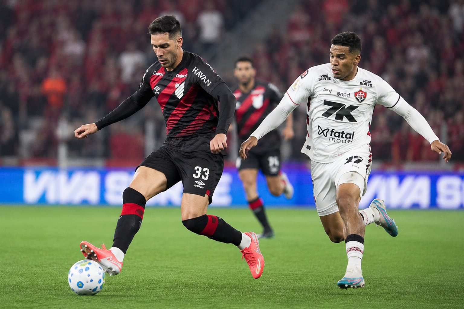 Athletico-PR perde para o Cruzeiro e vê invencibilidade de 10 jogos cair no Mineirão