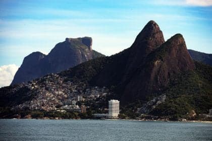 Operação policial causa pânico e bloqueia acesso ao Morro Dois Irmãos