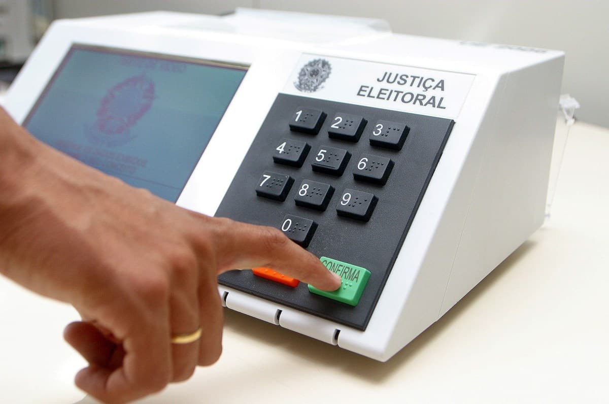 TSE totaliza 99,99% das seções e define segundo turno em sete estados