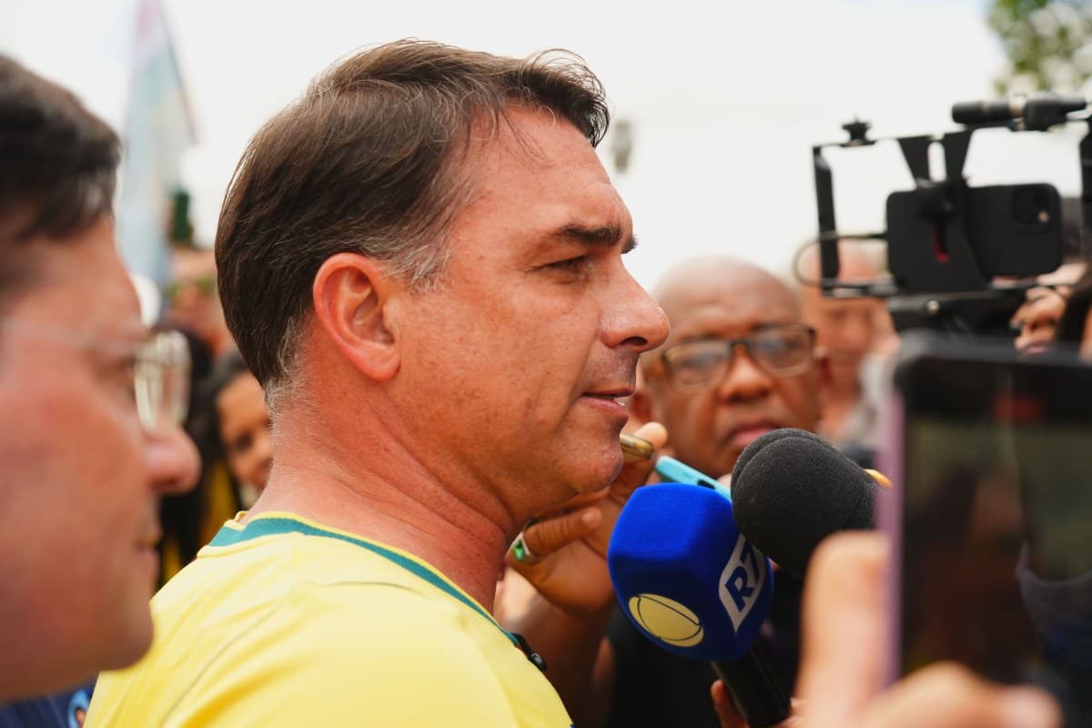 Flávio Bolsonaro é o mais votado em municípios com alta proporção de católicos