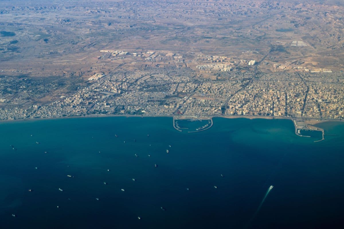 Silêncio inédito no Golfo após ofensivas EUA-Israel ao Irã