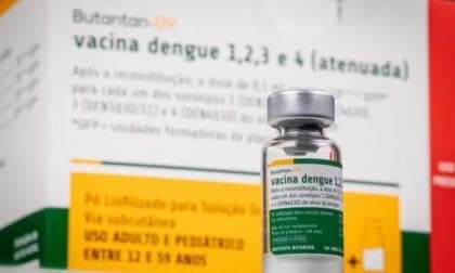 Ministério da Saúde suspende vacina contra dengue após mortes suspeitas
