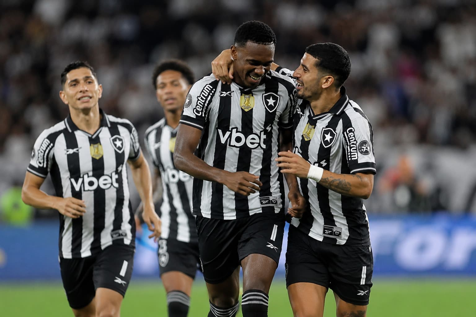 Botafogo vive semana de turbulência: demissão de treinador, eliminação continental e empate com o Palmeiras