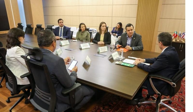 Ministro André de Paula se reúne com presidente da Abiec para discutir carne bovina