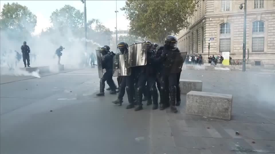 Marine Le Pen critica manifestações e culpa extrema-esquerda pela violência