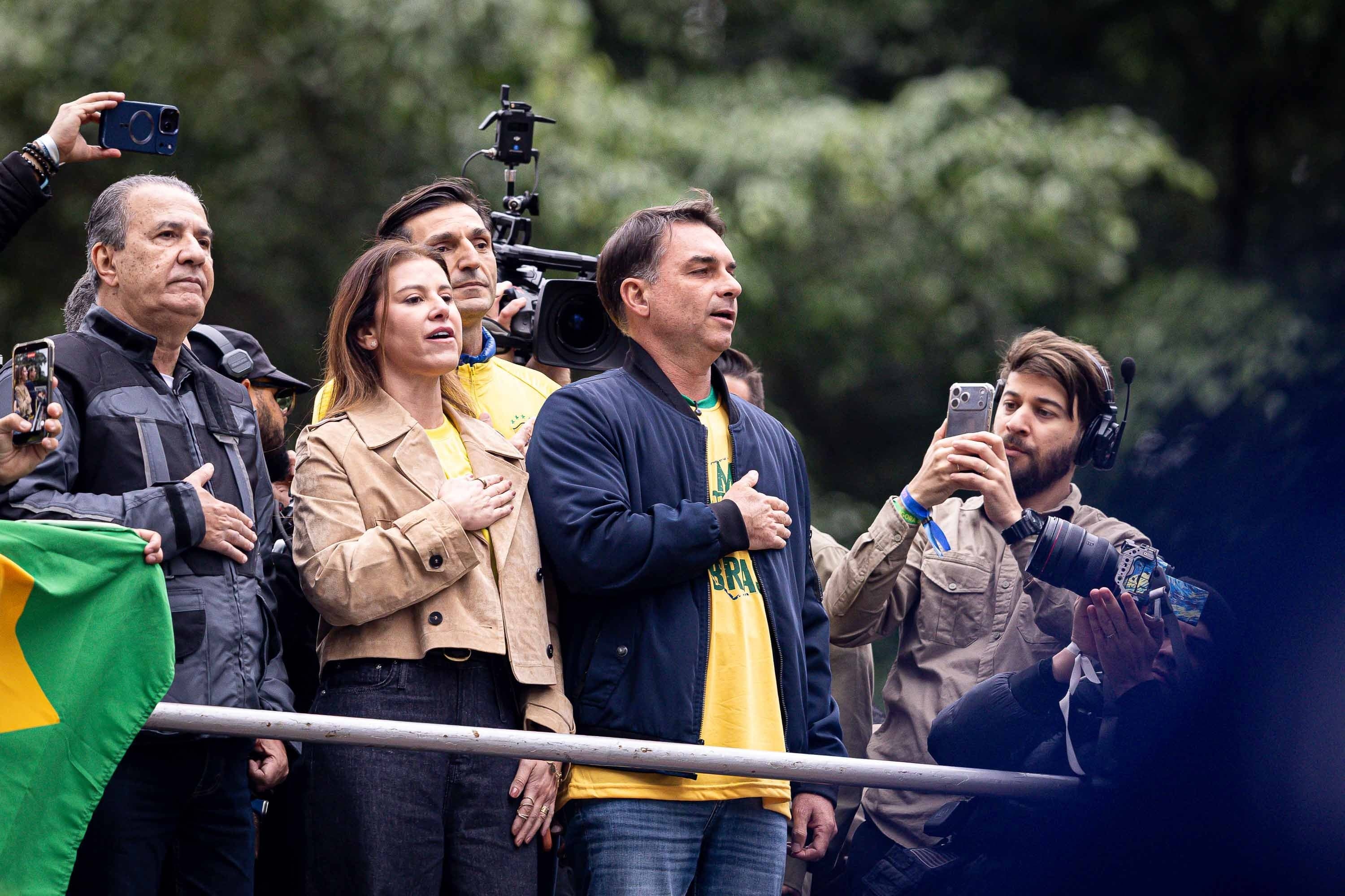 Flávio Bolsonaro lidera ato na Avenida Paulista com 28,5 mil participantes