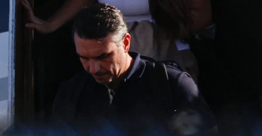 Flávio Bolsonaro faz declarações após fuga do Brasil e se diz 'presidente eleito'