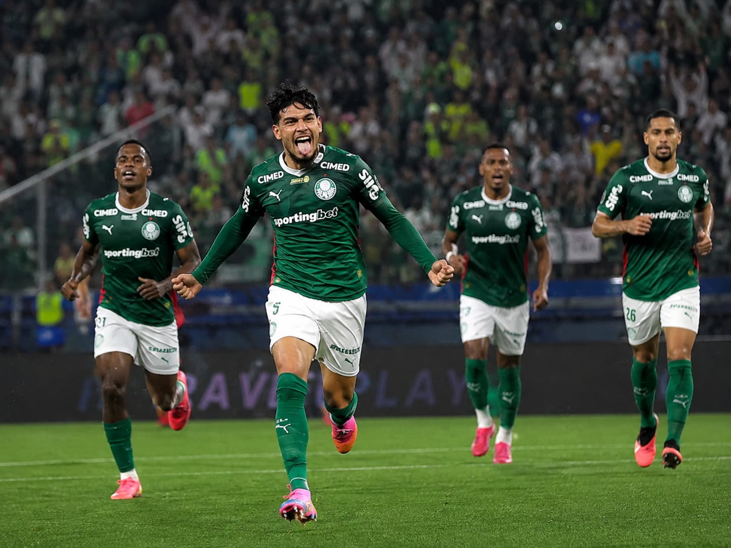 Palmeiras goleia o Vasco e abre seis pontos na liderança do Brasileirão