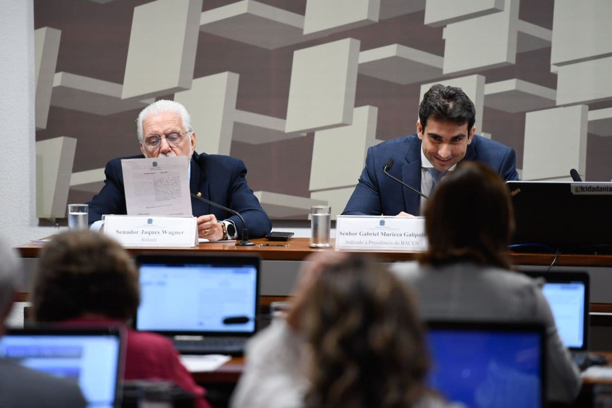 Senador desafia presidente do BC em audiência acalorada