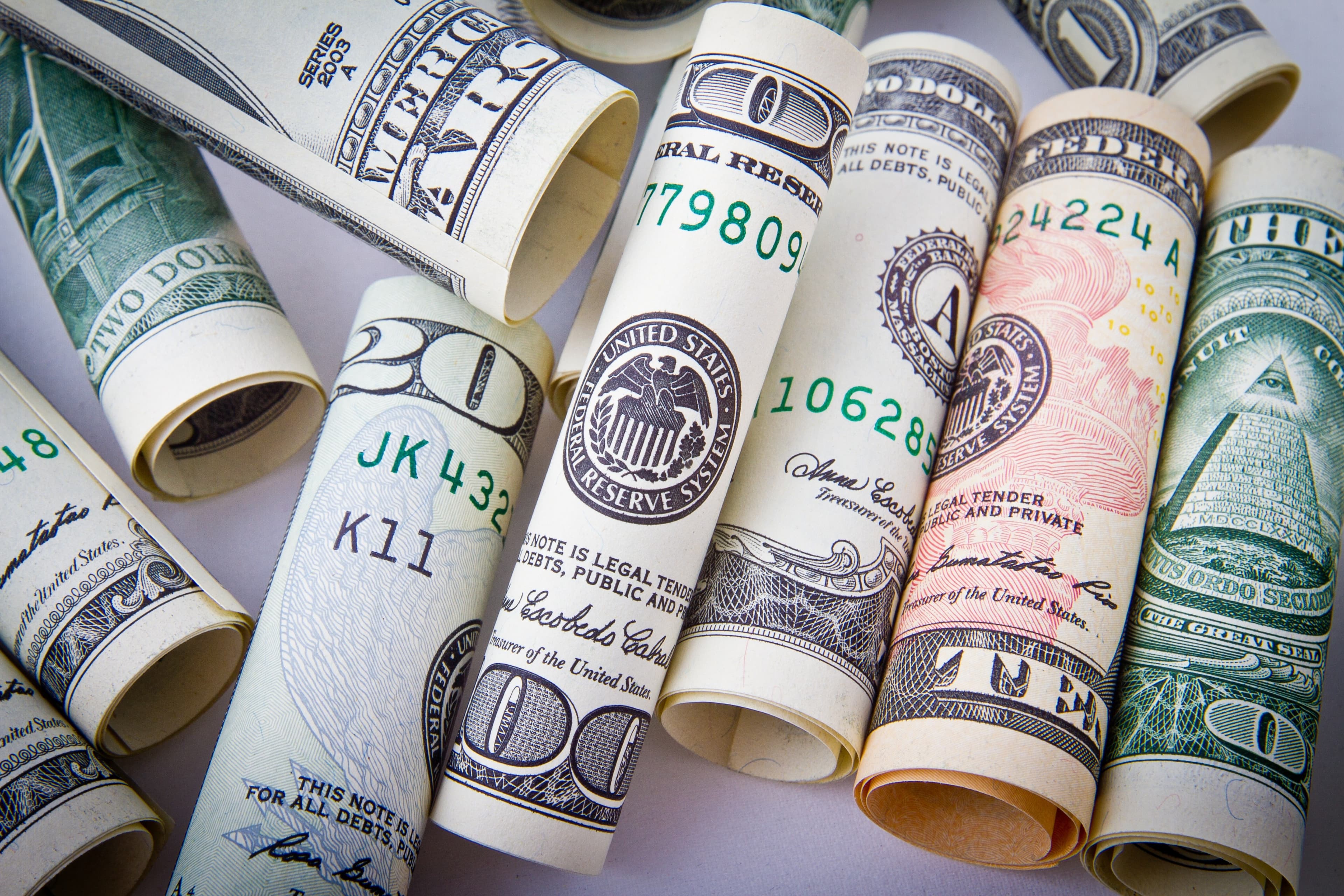Inflação e setores pressionam dólar em meio a dados econômicos