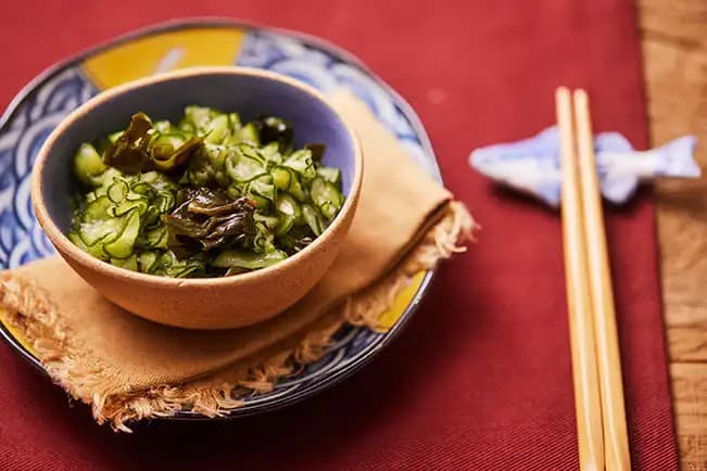 Aprenda a fazer sunomono, a salada japonesa refrescante