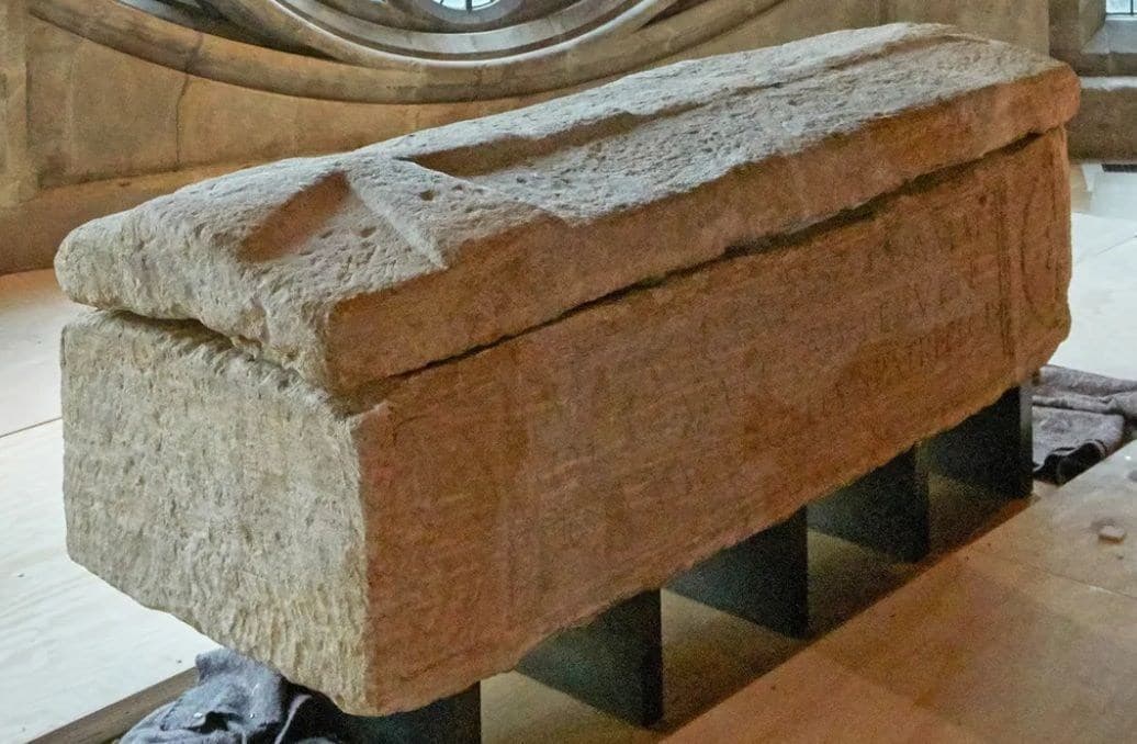 Mistério de sarcófago medieval é resolvido após pesquisa arqueológica