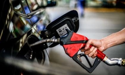 Aumento de combustíveis no Brasil inferior ao global após crise no Irã