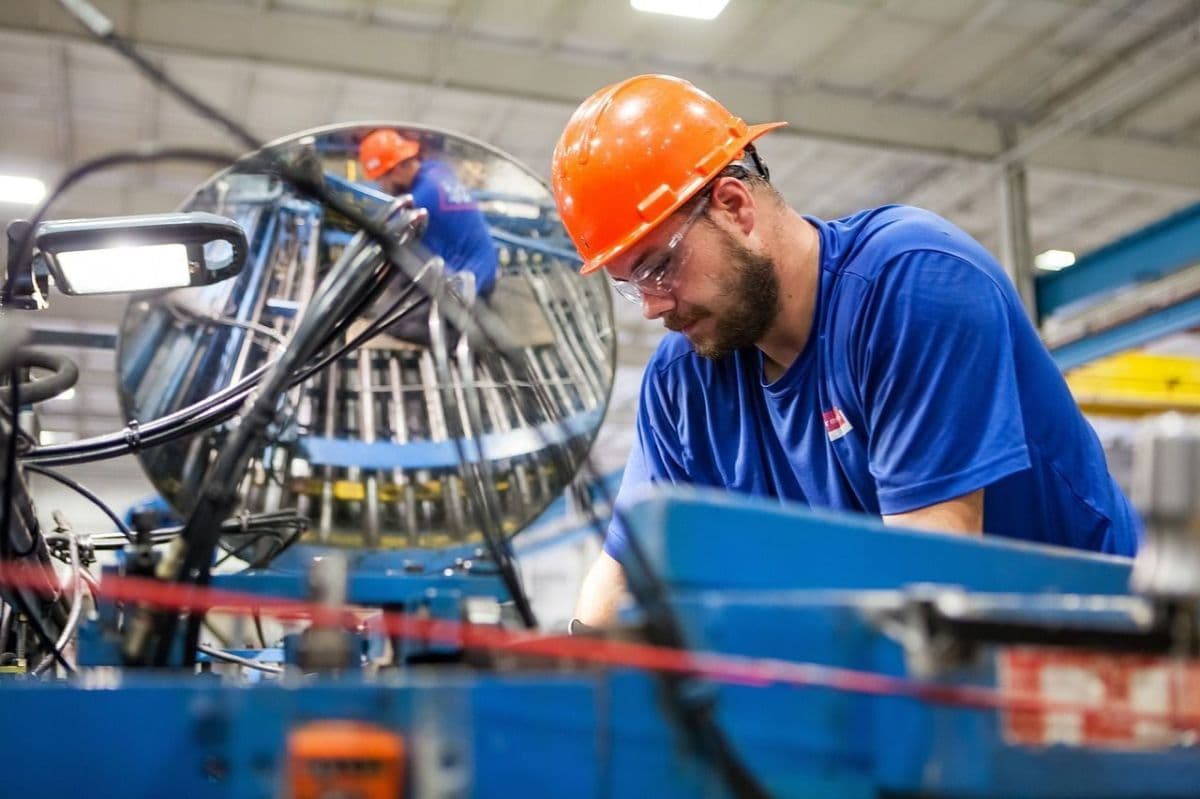 Emprego industrial cresce 0,5% em maio, mas setor ainda enfrenta desafios