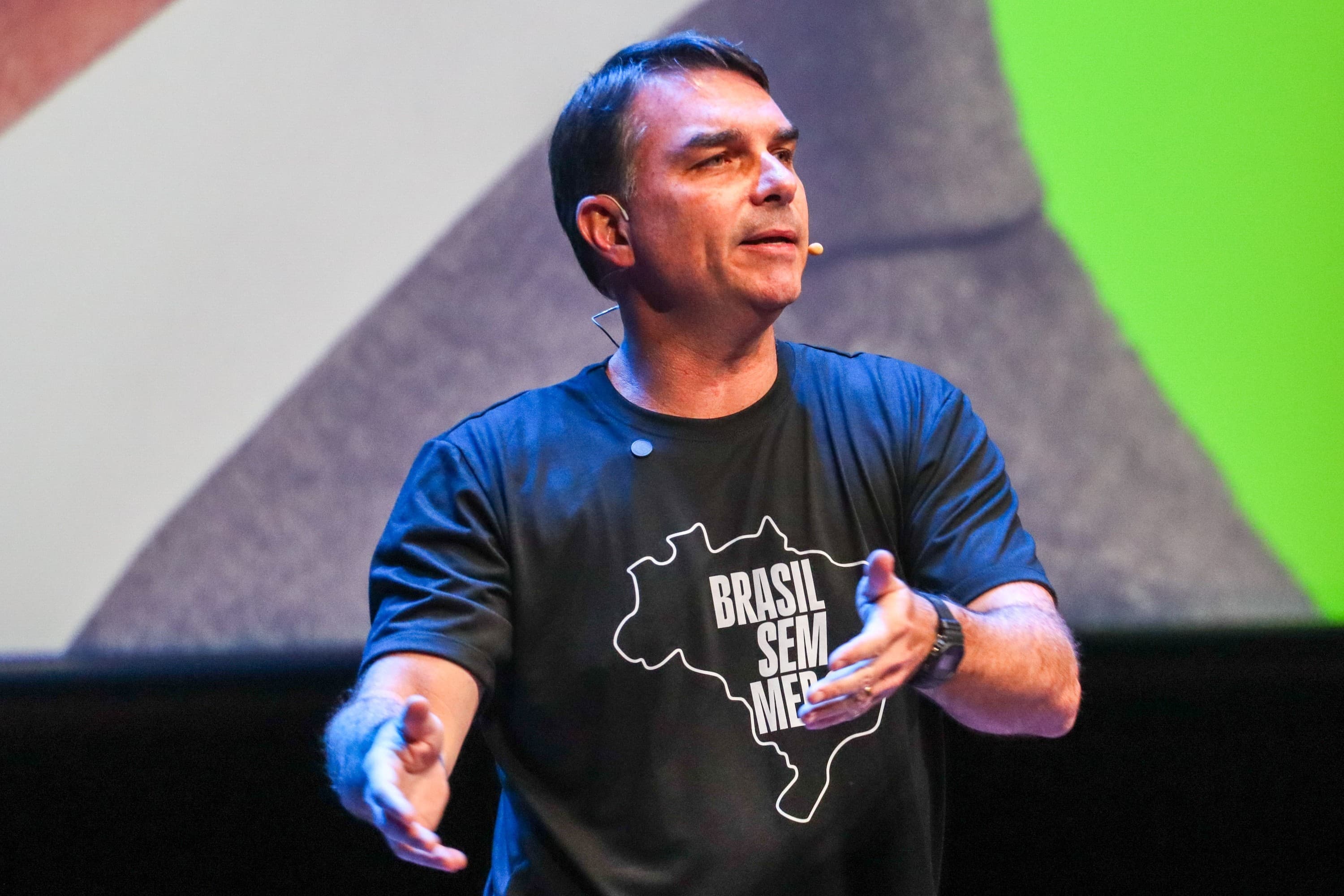 Flávio Bolsonaro solicita suspensão de tarifas dos EUA ao comércio brasileiro