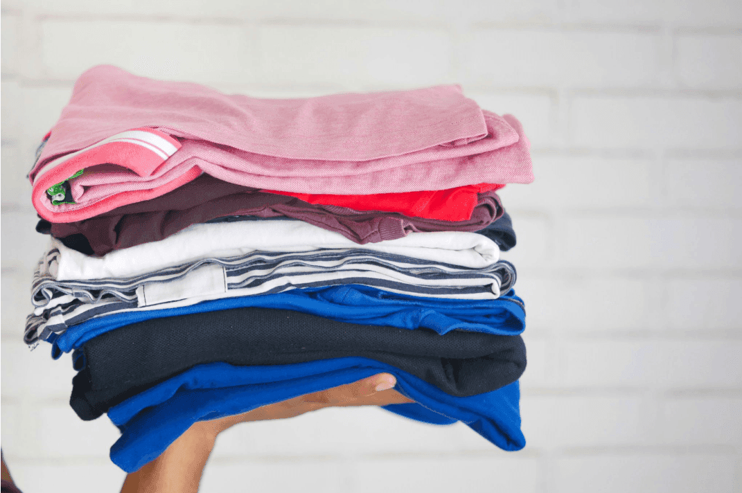 Excesso de sabão deixa resíduos em roupas; veja como evitar
