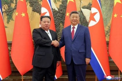 Xi Jinping eleva relações com Coreia do Norte durante visita histórica